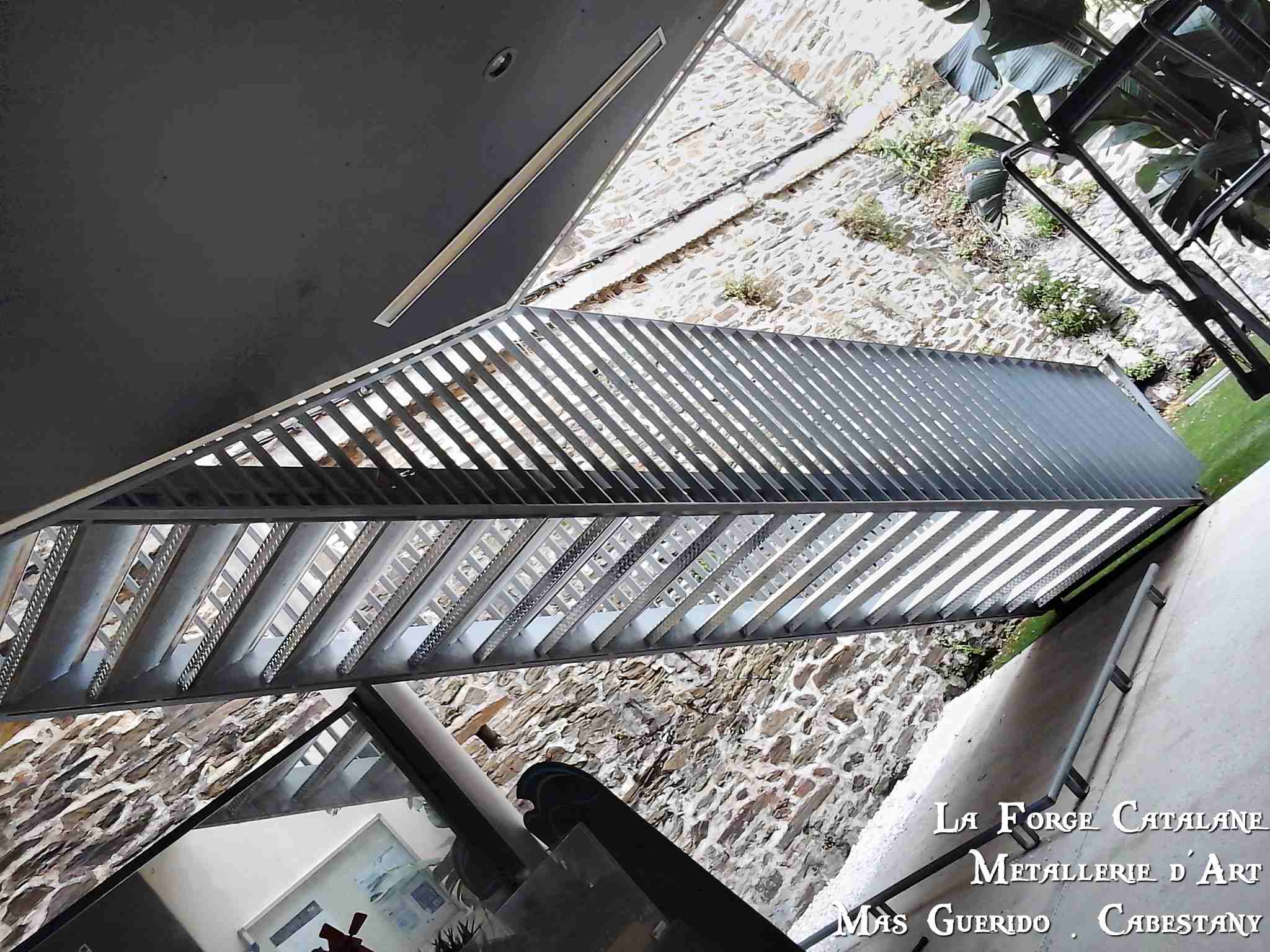 escalier marches en tole larmee barreaudage droit forge catalane.jpg